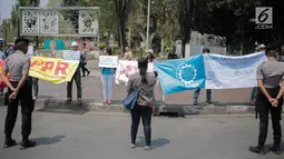 Massa yang tergabung dalam Front Perjuangan Rakyat (FPR)-Indonesia menggelar aksi di Taman Aspirasi, depan Istana Merdeka, Jakarta, Selasa (20/8/2019). Massa mengutuk dan mengecam keras tindasan fasis dan rasis yang dilakukan oleh aparat negara terhadap rakyat Papua. (Liputan6.com/Faizal Fanan)