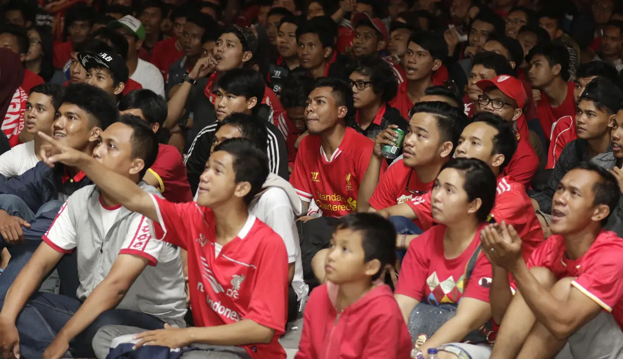 Sempat tertinggal 0-1 membuat para fans Liverpool tegang menyaksikan klub kesayangannya bertanding menghadapi Chelsea. (Bola.com/Vitalis Yogi Trisna)
