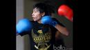 Seorang Karateka Putri dengan kaos bergambar garuda tengah berlatih mematangkan pukulan di Senayan, Jakarta, (Bola.com/Nicklas Hanoatubun)