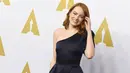 Artis Emma Stone berpose saat menghadiri acara tahunan Academy Awards Nominator Luncheon ke-89 di The Beverly Hilton Hotel di Beverly Hills, California, AS (6/2). (Kevin Winter/Getty Images/AFP)