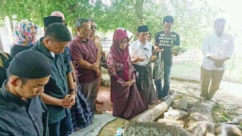 Demi Pilkada Berkah, Cagub Sulbar Sowan ke Makam Keramat Raja