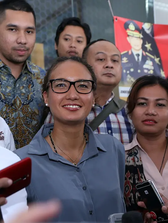 Nadine Chandrawinata tiba di Polda Metro Jaya sekitar pukul 10.50 WIB. Datang dengan mengenakan kemeja biru muda dan celana hitam. Nadine mengumbar senyum pada awak media. (Nurwahyunan/Bintang.com)