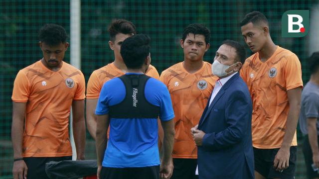 Ketua PSSI, Mochamad Iriawan, mengunjungi latihan Timnas Indonesia proyeksi SEA Games 2021 di Lapangan Panahan, Jakarta, Rabu (10/2/2021).