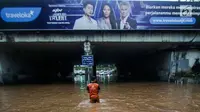 Petugas mengecek kondisi air yang membanjiri terowongan Dukuh Atas, Jakarta, Senin (11/12). Hujan lebat yang mengguyur ibu kota mengakibatkan genangan hingga satu meter di lokasi tersebut. (Liputan6.com/Faizal Fanani)