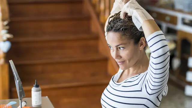 15 Cara Memakai Pewarna Rambut untuk Menutup Uban, Anti Gagal