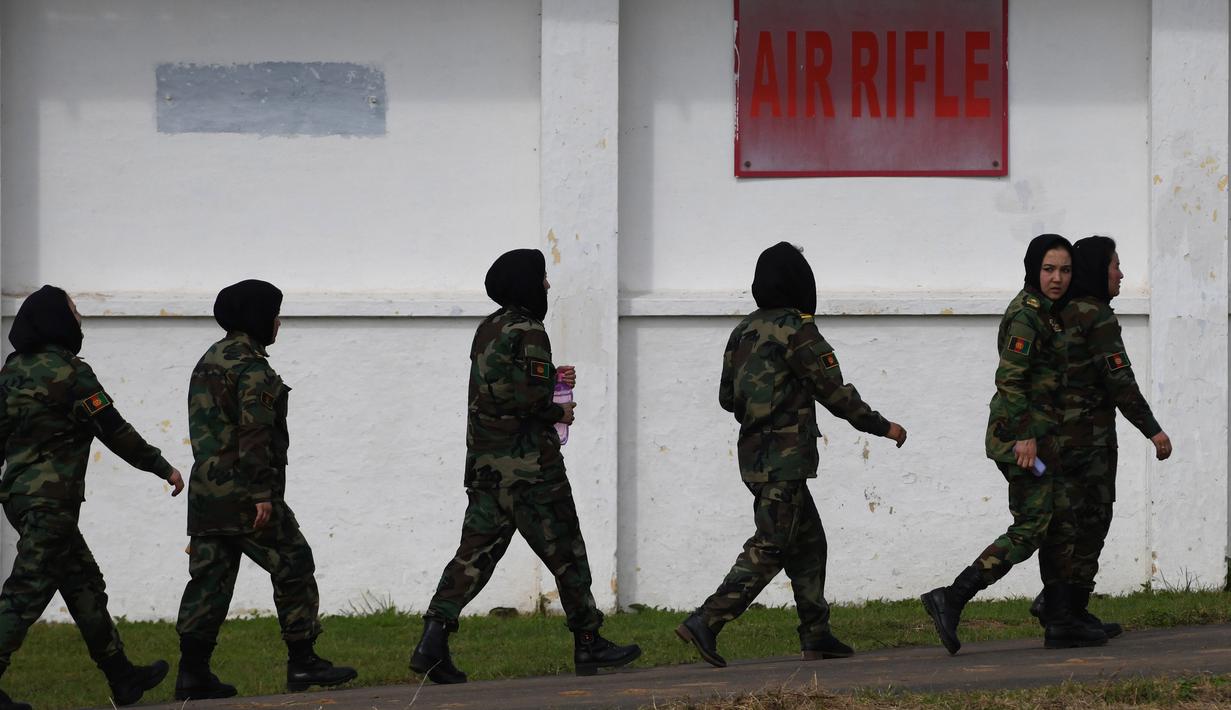 Sejumlah kadet tentara wanita Afghanistan bersiap mengikuti program pelatihan militer di Akademi Pelatihan Perwira di Chennai, India (12/12/2019). Sebanyak dua puluh kadet tentara Afghanistan mengikuti program latihan militer tersebut. (AFP/Arun Sankar)