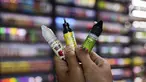 Pekerja menunjukkan liquid untuk rokok elektrik atau vapor pada salah satu toko di Jakarta, Kamis (25/1/2024). (Liputan6.com/Faizal Fanani)