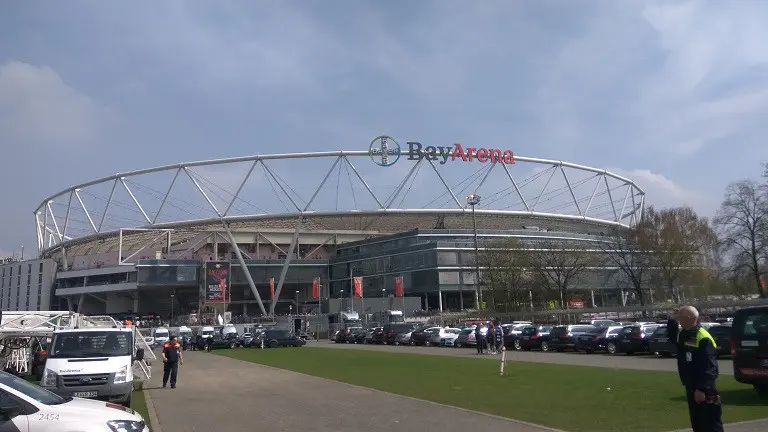 Suasana parkiran stadion BayArena. (Bola.com/Aditya Wicaksono).