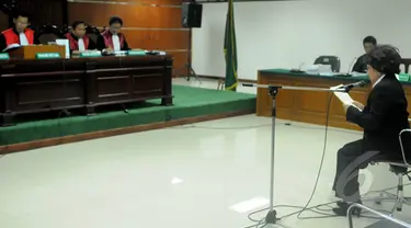 Mantan Direktur Bank DKI sekaligus Ketua Komite Olahraga Nasional Indonesia Winny Erwindia saat menjalani sidang di depan Mejelis Hakim Tindak Pidana Korupsi, di Pengadilan Tipikor, Jakarta, Kamis (12/2/2015). (Liputan6.com/Herman Zakharia)