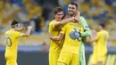 Para pemain Ukraina merayakan kemenangan atas Spanyol pada laga UEFA Nations League di Stadion Olimpiyskiy, Rabu (14/10/2020). Ukraina menang dengan skor 1-0. (AP/Efrem Lukatsky)