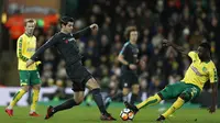 Penyerang Chelsea, Alvaro Morata (kiri) berebut bola dengan pemain Norwich City, Alexander Tettey pada laga Piala FA di Carrow Road, Norwich, (6/1/2018). Chelsea bermain imbang 0-0 dengan Norwich. (AFP/Adrian Dennis)