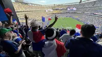 Suporter Timnas Prancis bersorak sambil mengibarkan bendera usai Les Bleus mengalahkan Swedia 3-0 pada babak 32 besar Piala Dunia 2026 di MetLife Stadium, New York, New Jersey, Selasa (30/6/2026) waktu setempat atau Rabu (1/7/2026) dini hari WIB. Kemenangan ini memastikan Prancis melaju ke babak 16 besar. (KLY Sports/Hery Kurniawan)