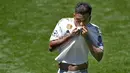 Penyerang Real Madrid Rodrygo Goes mencium jersey barunya saat dirinya diperkenalkan secara resmi di Stadion Santiago Bernabeu, Madrid, Spanyol, Selasa (18/6/2019). Pemain asal Brasil tersebut secara resmi telah bergabung dengan Real Madrid. (OSCAR DEL POZO/AFP)