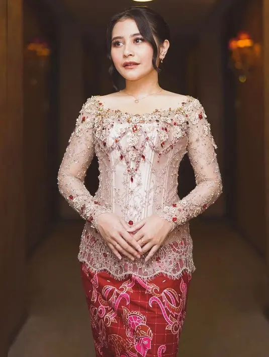 Kebaya tersebut merupakan rancangan desainer Yanti Adeni. (Instagram/prillylatuconsina96).