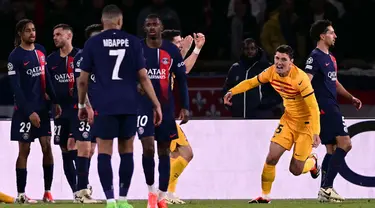 Bek Barcelona, Andreas Christensen (kedua kanan) melakukan selebrasi setelah mencetak gol ketiga timnya saat pertandingan sepak bola leg pertama perempat final Liga Champions melawan Paris Saint-Germain (PSG) di Stadion Parc des Princes, Paris pada 10 April 2024. (Miguel MEDINA/AFP)