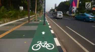 Penampakan jalur sepeda di kawasan Gelora Bung Karno (GBK), Jalan Asia Afrika, Jakarta, Selasa (31/7). Jalur sepeda yang berbarengan dengan trotor jalan ini terhalang sejumlah tiang. (Merdeka.com/Imam Buhori)