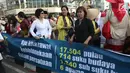 Masyarakat pencinta kebaya dan sarung Indonesia saat parade di Bundaran HI, Jakarta, Minggu (28/7/2019). Parade tersebut bertujuan untuk mengajak masyarakat agar mencintai busana tradisional khas Indonesia. (Liputan6.com/Angga Yuniar)