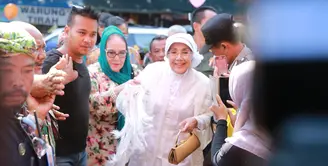 Resmi menjadi sepasang suami-istri, Nani Wijaya dan Ajip Rosidi tampak bahagia. Terlebih pasca keduanya melangsungkan akad nikah di Minggu pagi (16/4/2017) pukul 09.30 WIB.  (Adrian Putra/Bintang.com)