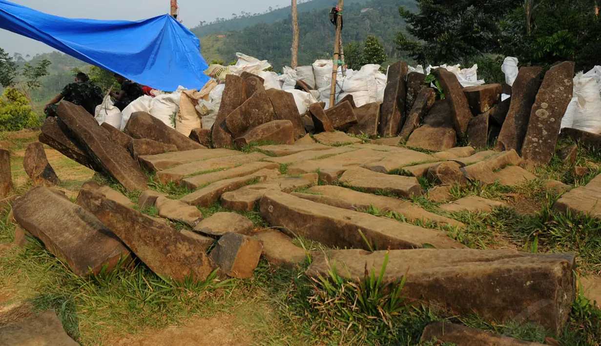 Batuan ini diyakini sebagai singgasana Raja di areal situs Gunung Padang di Kampung Cimanggu, Cianjur, Jawa Barat, (19/9/2014). (Liputan6.com/Helmi Fithriansyah)