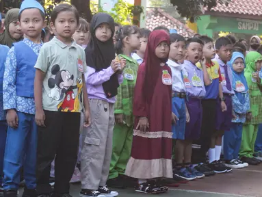 Siswa Sekolah Dasar Negeri 01 Grogol Selatan mengikuti upacara di Kebayoran Lama, Jakarta Selatan, Senin (8/7/2024). (merdeka.com/Arie Basuki)