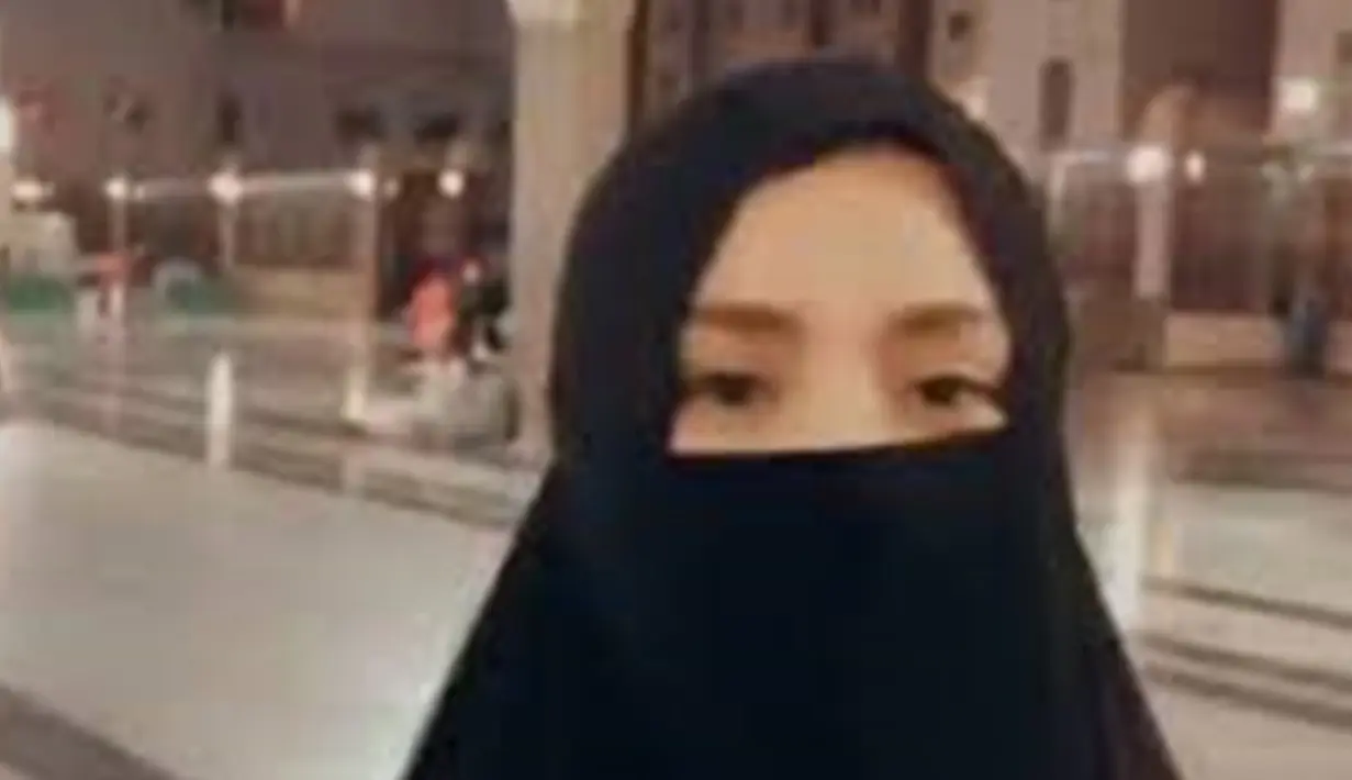 Nagita Slavina saat umrah penampilannya curi perhatian. Ia memakai pakaian serba hitam dengan hijab dan bercadar. Penampilan Nagita Slavina dengan cadar ini sukses bikin warganet pangling usai melihatnya. (Liputan6.com/IG/raffinagita1717)