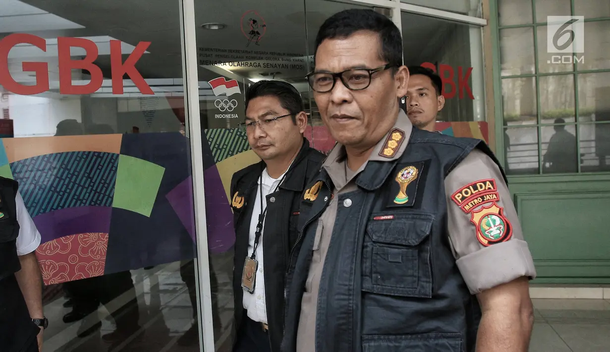 Ketua Tim Media Satgas Antimafia Bola Komisaris Besar Argo Yuwono memberikan keterangan terkait Penggeledahan kantor baru PSSI di FX Tower, Jakarta, Rabu (30/1). Liputan6.com/Faizal Fanani