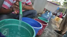 Deretan galon kosong untuk diisi air bersih di Kawasan Manggarai, Jakarta, Selasa, (10/11). Hampir dua bulan warga RW 10 Manggarai Selatan harus antre untuk mendapat air bersih.(Liputan6.com/Gempur M Surya)