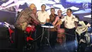 Menteri Koordinator Bidang Kemaritiman, Luhut Binsar Panjaitan (tengah) saat meresmikan gelaran Indonesia Electric Motor Show (IEMS) 2019 di Jakarta, Rabu (4/9/2019). IEMS 2019 merupakan pameran khusus kendaraan listrik pertama di Indonesia yang digelar BPPT. (Liputan6.com/Helmi Fithriansyah)