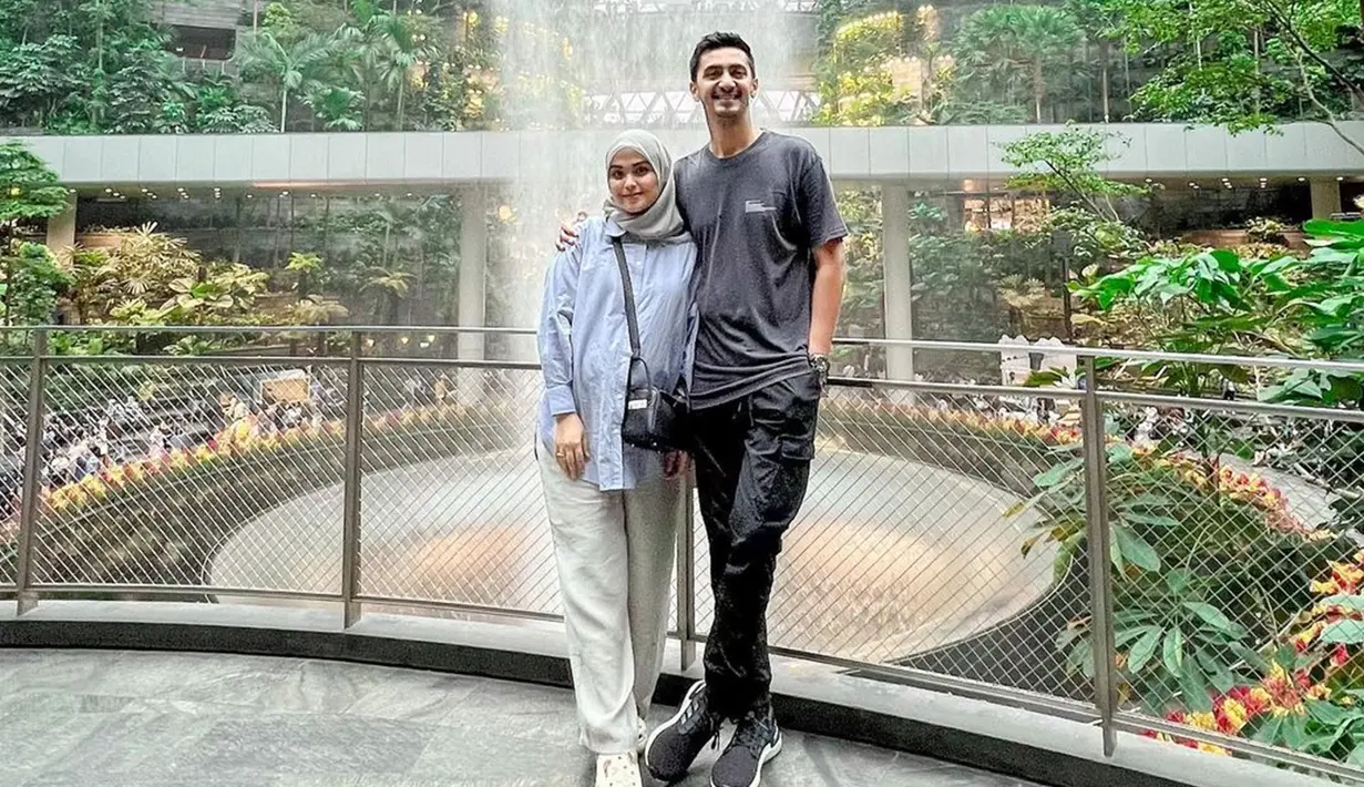 Liburan singkat sekaligus babymoon, Vebby Palwinta dan Razi Bawazier nikmati waktu berdua pada Januari 2023 lalu. Lewat keterangan unggahannya, artis blasteran India dan Melayu ini ungkap jika momen tersebut merupakan momen pertama kali ia dan suami liburan berdua semenjak menikah. Tampil simpel dengan kemeja dan celana, penampilan Vebby bikin gemas. (Liputan6.com/IG/@vebbypalwinta)