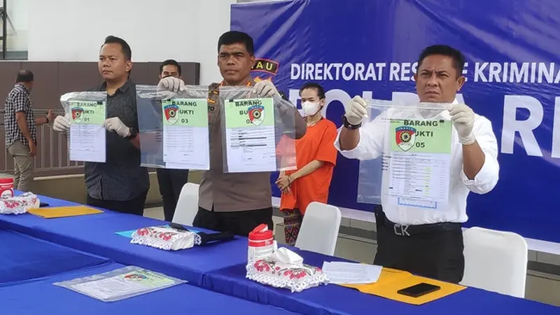 Konferensi pers pengungkapan tindak pidana perbankan oleh Polda Riau terhadap mantan karyawan CIMB Niaga.