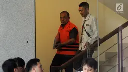 Kepala Dinas Pendidikan Kabupaten Cianjur Cecep Sobandi (kiri) usai menjalani pemeriksaan di Gedung KPK, Jakarta, Selasa (2/4). Cecep Sobandi diperiksa sebagai tersangka terkait dugaan gratifikasi atau suap Dana Alokasi Khusus (DAK) Pendidikan Kabupaten Cianjur TA 2018. (merdeka.com/Dwi Narwoko)