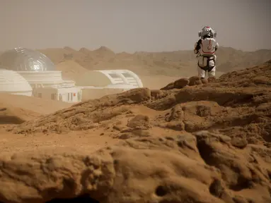 Seorang staf menggunakan pakaian astronot berada di dekat markas simulasi C-Space Project Mars yang berada di gurun Gobi, Jinchang, Provinsi Gansu, China (18/4). Kota Jinchang meningkatkan pariwisata dengan membuat para pengunjung merasa berada di planet Mars. (Reuters/Thomas Peter)