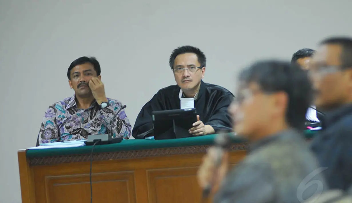 Mantan Menpora Andi Mallarangeng tampak menyimak keterangan sang adik di Pengadilan Tipikor, Senin (19/5/14). (Liputan6.com/Miftahul Hayat)