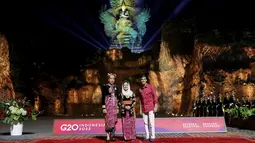 Presiden Joko Widodo didampingi Ibu Negara Iriana Widodo menyambut Perdana Menteri Inggris Rishi Sunak (kanan) pada 'Welcoming Dinner and Cultural Performance G20 Indonesia' di Taman Budaya Garuda Wisnu Kencana Bali, Selasa malam (15/11/2022). Pada acara malam ini, sejumlah tokoh Indonesia juga hadir di antaranya Presiden ke-5 RI Megawati Soekarnoputri dan Presiden ke-6 RI Susilo Bambang Yudhoyono. (Willy Kurniawan/Pool Photo via AP)