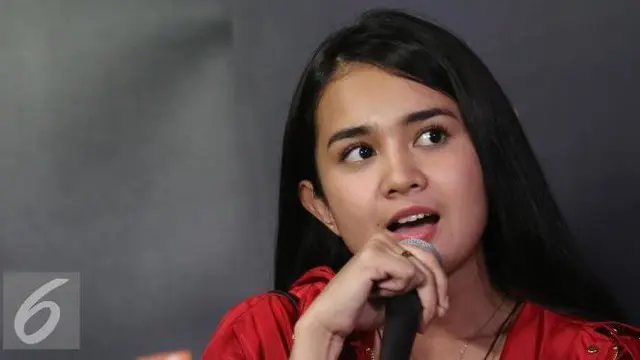 Artis cantik Michelle Ziudith kembali terlibat dalam sebuah film baru. Namun, bukan sebagai artis melainkan bermain di belakang layar. Kebetulan Michelle dipercaya menjadi tim kreatif di film 'Kain Kafan Hitam'.