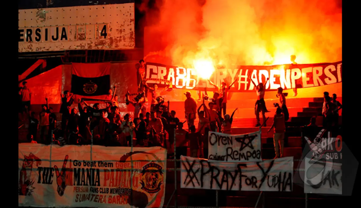 Suporter Persija Jakarta memberikan dukungan kepada tim kesayangan mereka saat laga di SCM Cup 2015, Stadion H Agus Salim, Padang, Rabu (19/1/2015). Persija Menang 4-0 atas Semen padang. (Liputan6.com/Johan Tallo)
