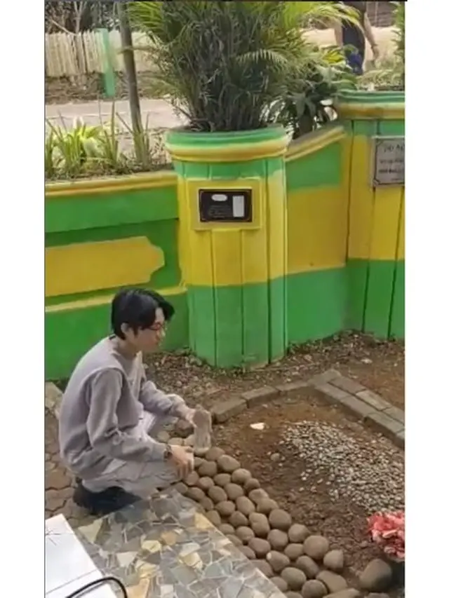 Rilis Ulang 'Seberkas Sinar', Ini 6 Potret Kiesha Alvaro Ziarah ke Makam Nike Ardilla