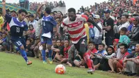 suasana pertandingan Tunas Remaja jember dengan Madura United (Musthofa Aldo) . 