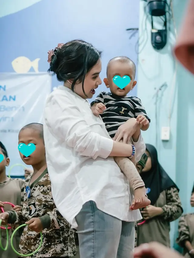 6 Potret Tissa Biani Berbagi Paket Lebaran di Panti Asuhan, Banjir Pujian