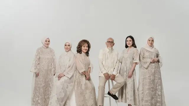 6 Pemotretan Shandy Aulia Bersama Keluarga Besar Muslim, Rukun di Tengah Perbedaan