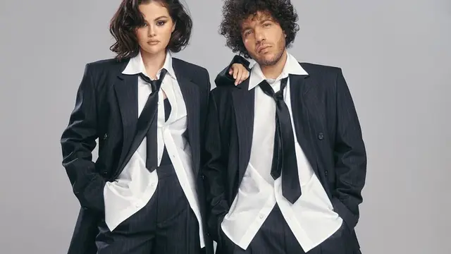 Pose Provokatif Selena Gomez dan Benny Blanco untuk Sampul Majalah, Sampai Bertelanjang Dada