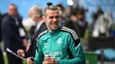 <p>Striker Real Madrid, Gareth Bale tersenyum saat menghadiri sesi latihan tim di Stadion Etihad di Manchester, Inggris barat laut, pada 25 April 2022. Real Madrid akan bertanding melawan Manchester City pada leg pertama semifinal Liga Champions. (AFP/Oli Scarff)</p>