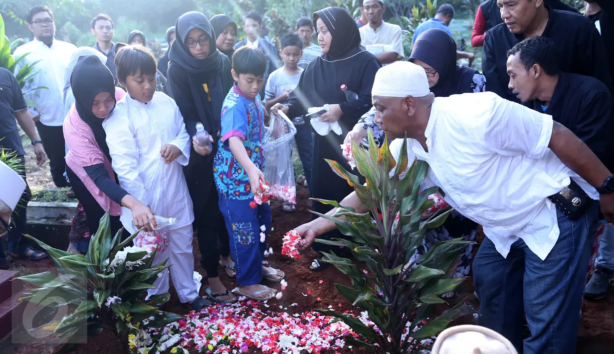 Putra komedian Komeng, Bagus dan Ganteng menabur bunga di makam saudara kembarnya, Cantika Alhayu Aldi, di Pemakaman Keluarga Citeureup, Bogor, Minggu (28/8). Caca, sapaan Cantika, meninggal di usia 10 tahun lantaran sakit. (Liputan6.com/Herman Zakharia)