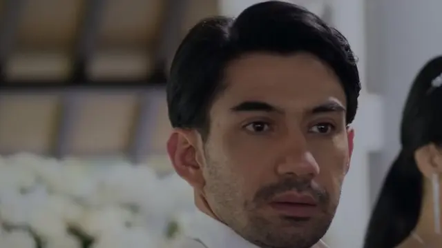Reza Rahadian sebagai Aris dalam Layangan Putus: The Movie. (Foto: Dok. MD Pictures)