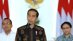 Presiden Joko Widodo memberi keterangan di Istana Kepresidenan Bogor, Jawa Barat, (12/6). Jokowi menghormati keinginan Amien Rais, yang menyatakan diri untuk maju dalam pemilihan presiden mendatang. (Liputan6.com/Pool/Biro Setpres)