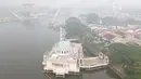 Foto udara memperlihatkan kabut asap menyelimuti kawasan di sekitar gedung Dewan Undangan Negeri Sarawak di Kuching, Malaysia, Selasa, 1 September 2026. (AFP)