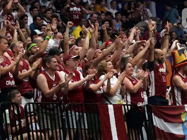 Aksi suporter timnas basket Latvia saat menyaksikan laga timnya melawan Kanada pada laga terakhir penyisihan Grup H FIBA World Cup 2023 di Indonesia Arena, Gelora Bung Karno, Jakarta, Selasa (29/8/2023). (Liputan6.com/Helmi Fithriansyah)