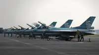 Sebanyak 10 pesawat tempur jenis F-16 Fighting Falcon dari Skadron Udara 3 dan Skadron Udara 14 Lanud Iswahjudi Madiun mendarat di Lanud Halim Perdanakusuma, Jakarta. (Dok. Istimewa)