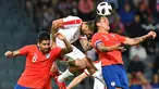 Aksi pemain Serbia, Aleksandar Mitrovic (tengah) saat duel dengan dua apemain Chili pada laga uji coba di Merkur Arena, Graz, Austria, (4/6/2018).  Serbia kalah dari Chili 0-1. (AFP/Joe Klamar)