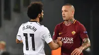 Striker Liverpool Mohamed Salah bersalaman dengan Pemain AS Roma Radja Nainggolan usai pertandingan semifinal Liga Champions di Stadion Olimpico, Roma (2/5). (AFP/ Alberto Pizzoli)